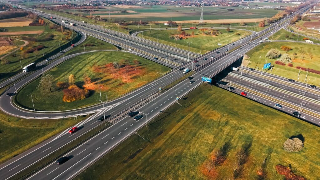 Vacatures bij de provincie: luchtfoto van een verkeersknooppunt tussen weilanden