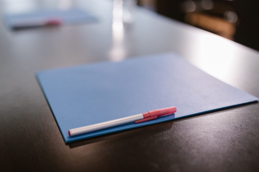 Vacatures bij de RVO : blauwe map met pen op een vergadertafel