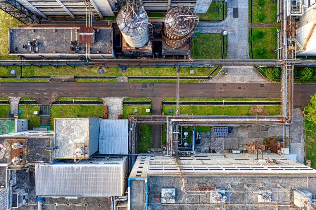 Vacatures bij de omgevingsdienst: luchtfoto van een industrieterrein met opslagtanks en leidingen