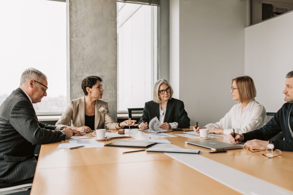 Vacatures bij de provincie: collega’s in overleg aan een vergadertafel