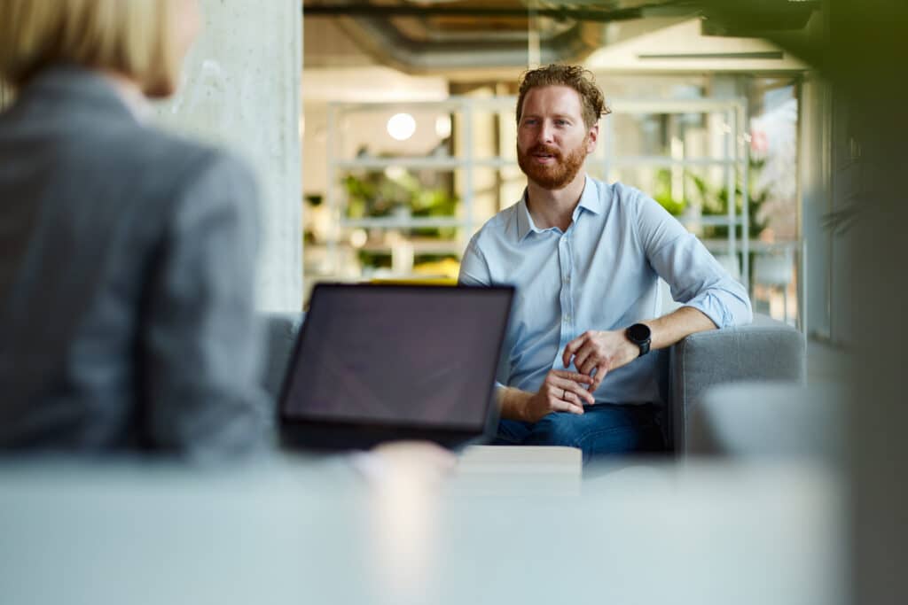 Aanbestedingsplicht en raamovereenkomsten: interim-professional bespreekt een overheidsopdracht met een bemiddelaar