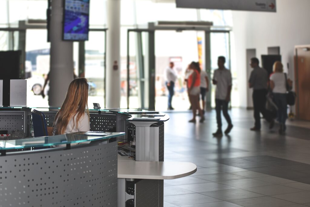 Vacatures bij de gemeente: medewerker achter de balie in een publiekshal