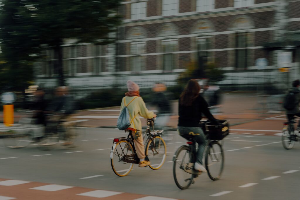 Vacatures bij de gemeente: fietsers op een straat in de stad