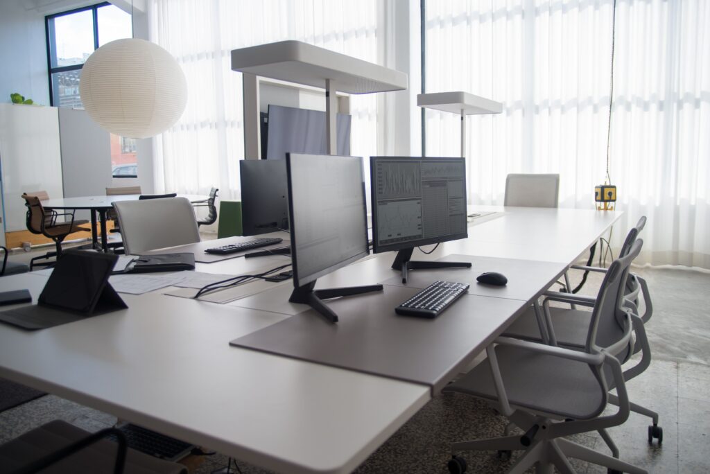 Vacatures bij UWV: moderne kantoorruimte met werkplekken en computers