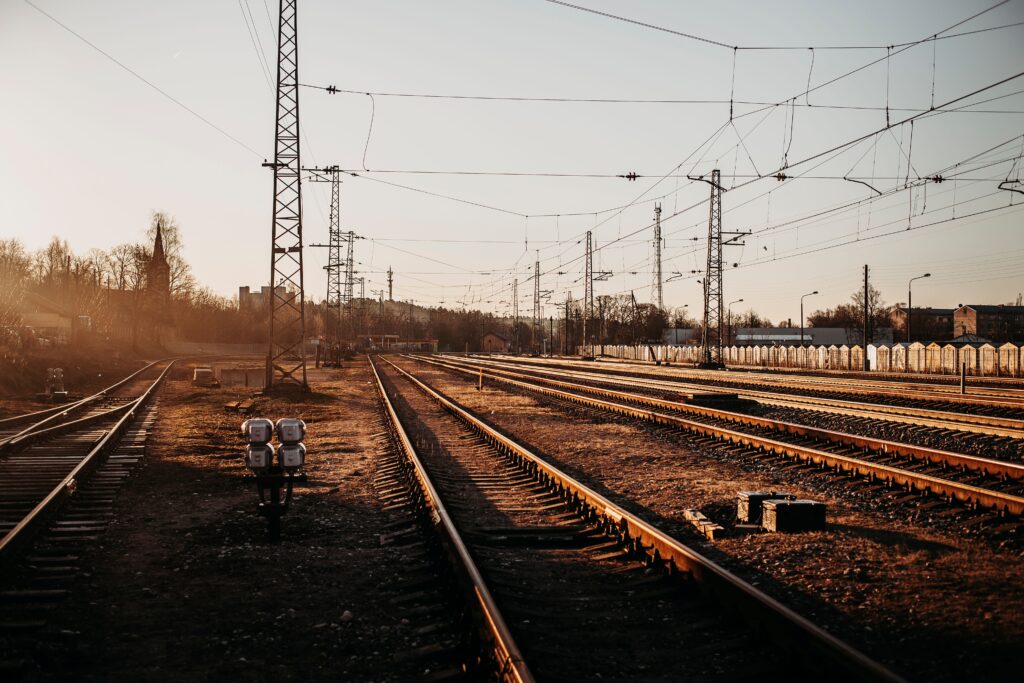 Vacatures bij de RET: spoorrails met bovenleiding bij zonsopgang