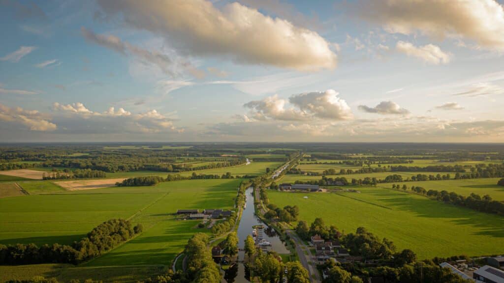 Vacatures bij de provincie: luchtfoto van een kanaal door het landelijk gebied
