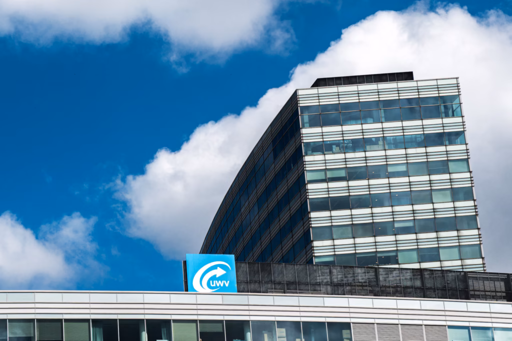 UWV vacatures, het UWV-kantoor in Amsterdam en een gesprek tussen adviseur en werkzoekende op een van de 35 werkpleinen